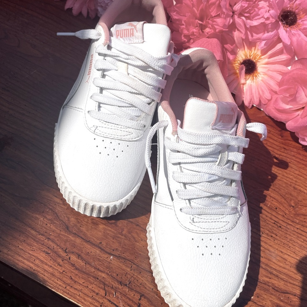 Girls White and pink pumas